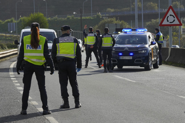 Varios agentes de Policía Nacional durante un control de movilidad en la parroquia de O Castiñeiriño (Santiago de Compostela), en la entrada y salida Santiago hacia Ourense, Galicia (España), a 3 de noviembre de 2020. La Xunta ordenó el viernes 30 de octu