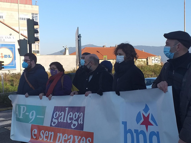 El diputado del BNG, Néstor Rego, con diputadas autonómicas y portavoces municipales nacionalistas,  ante los accesos de la autopista AP-9 en la Avenida de Buenos Aires, en Vigo.