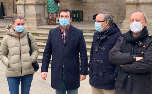 La edil del PSOE de Ourense Natalia González; el secretario xeral del PSdeG, Gonzalo Caballero; el diputado autonómico Juan Carlos Francisco Rivera, y el portavoz local del partido en Ourense, Rafael Rodríguez Villarino