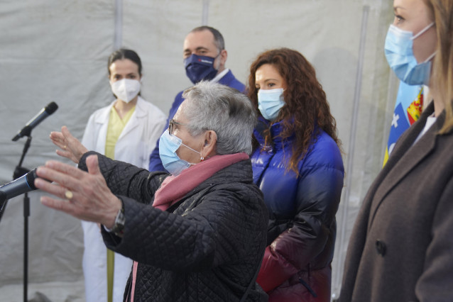 Nieves Cabo Vidal, una mujer de 82 años residente del centro de mayores Porta do Camiño de Santiago, dice unas palabras tras convertirse en la primera persona en recibir la vacuna contra la Covid-19 en Galicia.