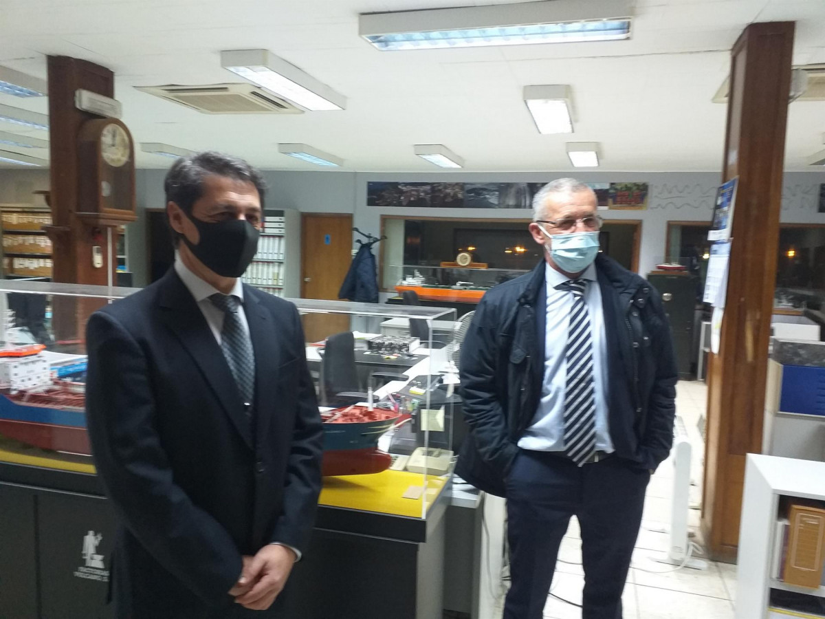 El director general de Marina Meridional, Juan Moreno, y el director de Astilleros San Enrique (antigua Vulcano), José María Soriano, en las oficina del astillero vigués.