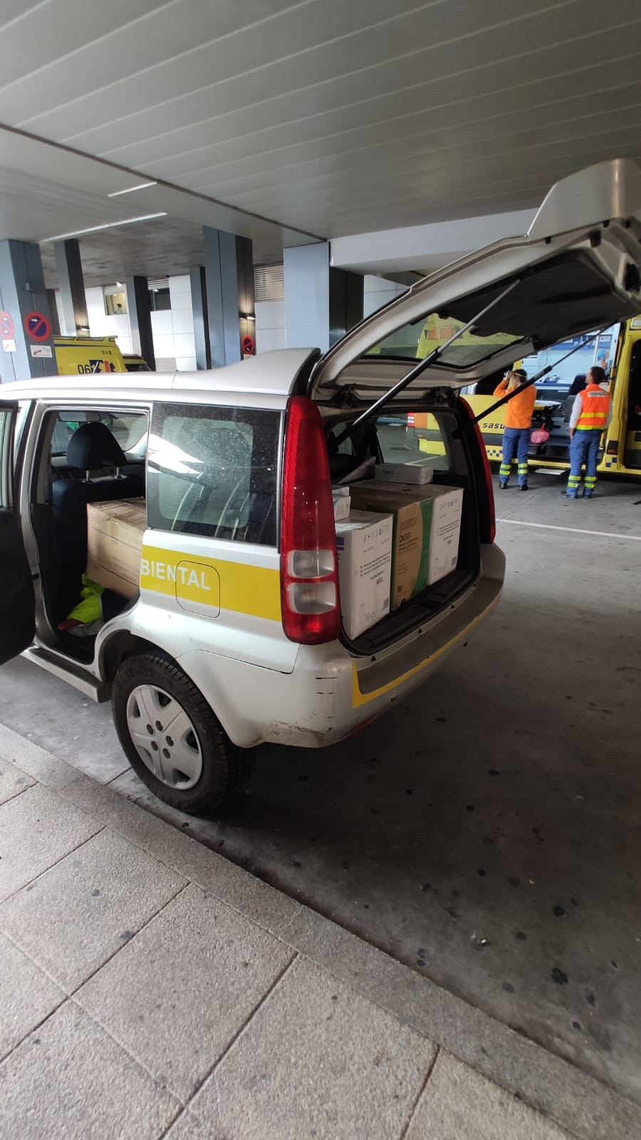 Entrega de equipos de protección contra la Covid-19 al Chuac