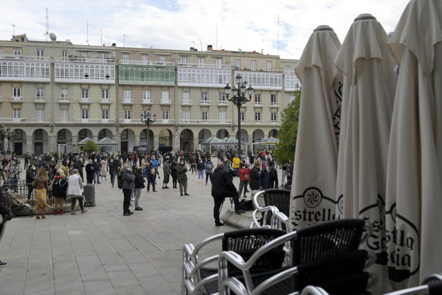 Grupos de personas se concentran en María Pita por las restricciones al sector de la hostelería