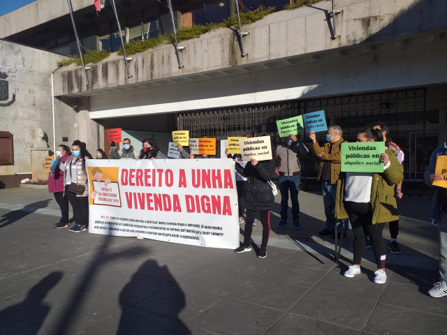 Concentración de vecinos del poblado chabolista de Navia, en Vigo, para reclamar alquileres sociales que les permitan acceder a una vivienda, ante el inminente desalojo del asentamiento, previsto para febrero de 2021.
