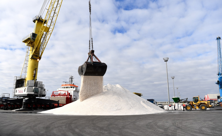 5.000 toneladas de sal para combatir las heladas en carreteras saldrán desde A Coruña para el norte de España
