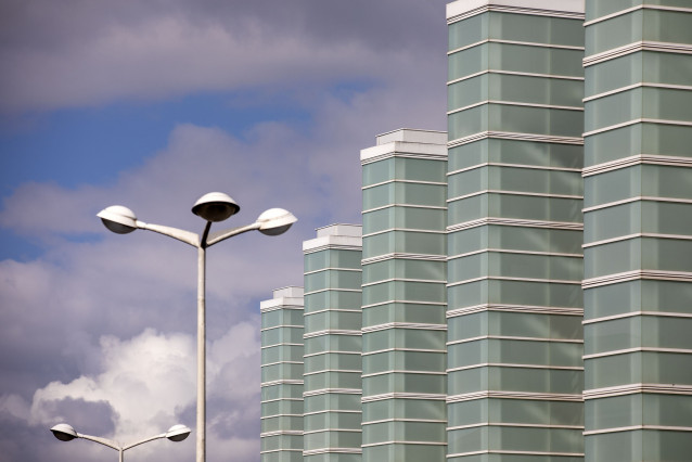 Edificios y farolas.