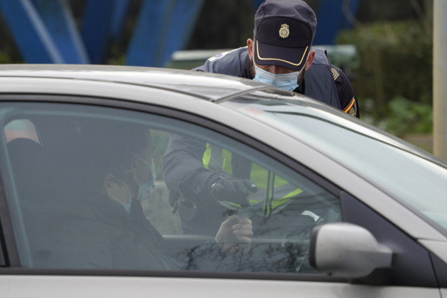 Un agente de la Policía Local realiza un control de movilidad en la salida de Santiago de Compostela hacia la carretera de Ourense, en el barrio de Castiñeiriño