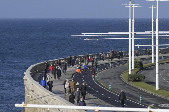 Varias personas caminan por un paseo marítimo en A Coruña