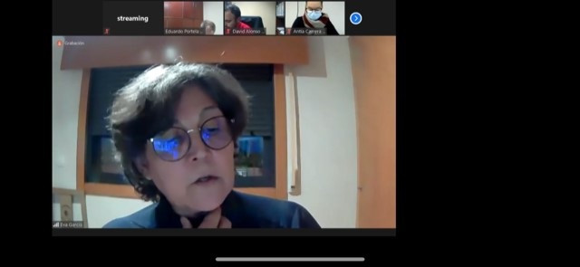 La alcaldesa de O Porriño (Pontevedra), Eva García de la Torre, teletrabajando tras verse obligada a guardar cuarentena, por haber tenido contacto con una persona de su equipo de confianza, que dio positivo en COVID-19.