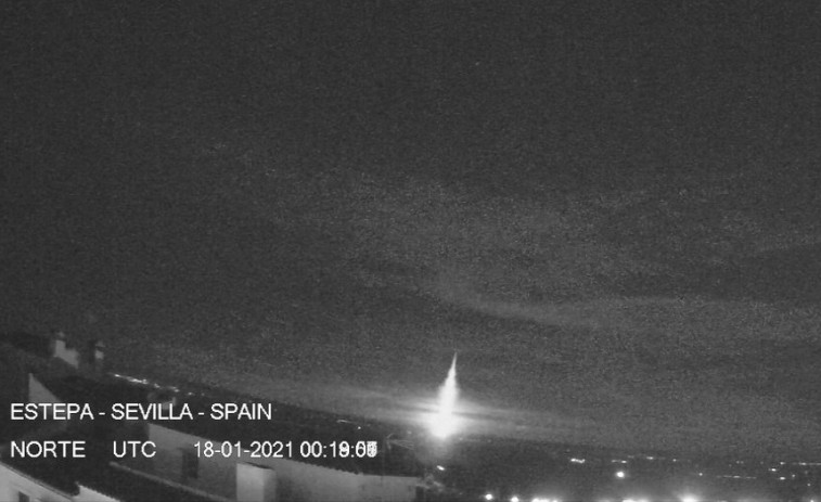 (VÍDEO) Un meteorito atraviesa el cielo gallego, dejando tras de sí una estela verdosa antes de colisionar en León