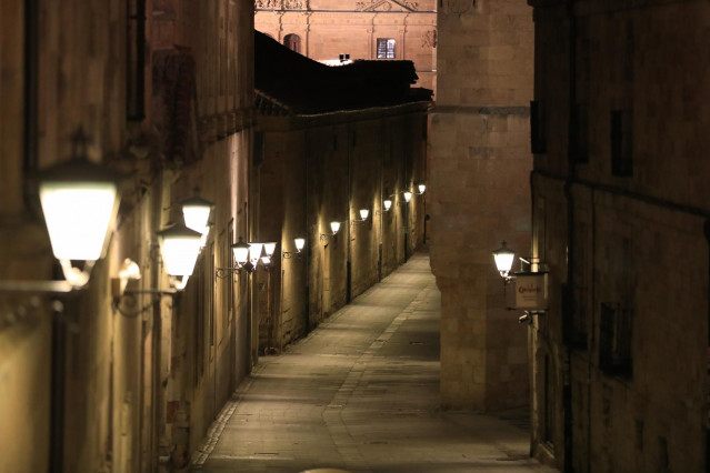 Una calle vacía de Salamanca la noche en la que la ciudad ha vivido su primer toque de queda dictado por la Junta de Castilla y León para toda la región, en Salamanca, Castilla y León (España) a 24 de octubre de 2020.