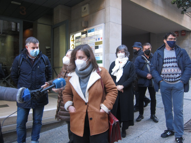 La abogada del equipo de Derechos Humanos del Grupo Avogados Novos de Vigo Irene Álvarez Francés comparece ante los medios junto a familiares de Bóveda, Caamaño y Paz