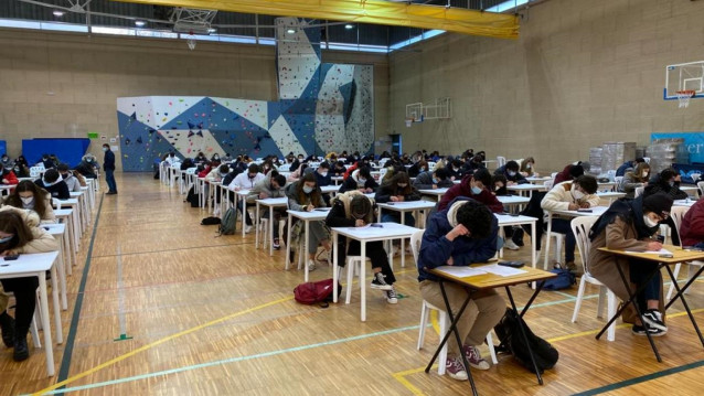 Estudiantes realizan exámenes en la universidad