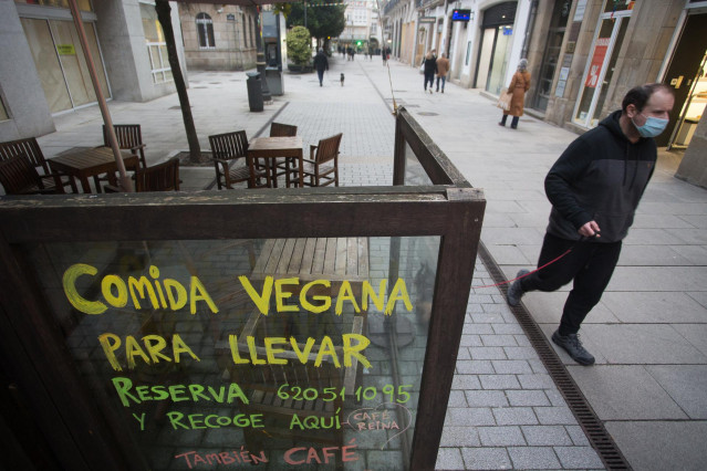 Un hombre pasa por delante de la terraza de un restaurante el 15 de enero de 2021