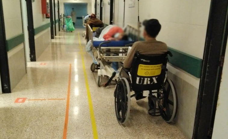 Sospechosos de coronavirus esperando en camillas en los pasillos de Urgencias del Hospital de Santiago