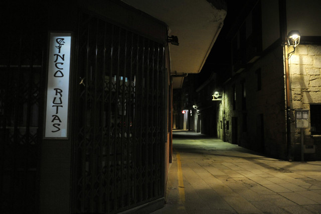 Un barcerrado en Xinzo de Limia, Ourense, Galicia (España), a 2021. El Ayuntamiento de Xinzo de Limia (Ourense) recomienda a sus vecinos que adelanten el toque de queda a las ocho de la tarde y a los comercios que cierren a las seis, en solidaridad con la