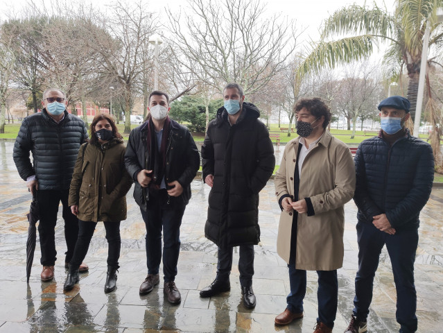 Gonzalo Caballero junto a miembros del  PSdeG en Vilagarcía