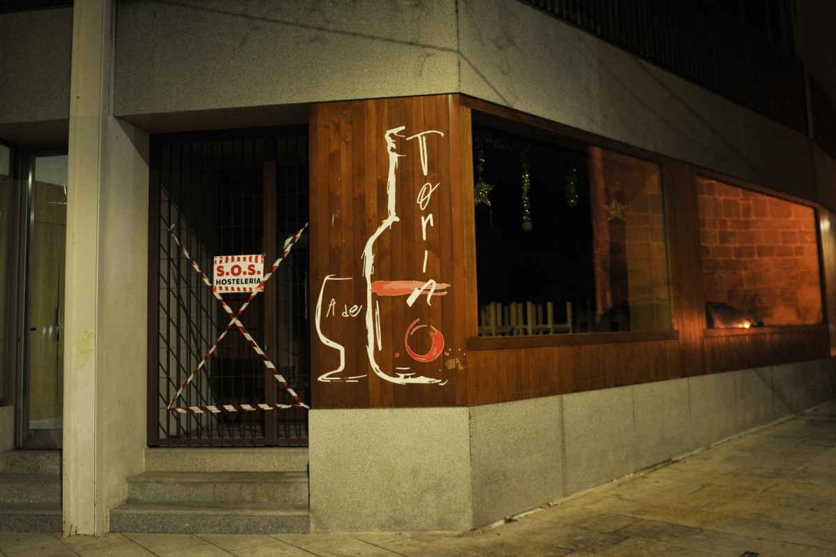 Un bar cerrado en Xinzo de Limia, Ourense, Galicia (España), a 2021. El Ayuntamiento de Xinzo de Limia (Ourense) recomienda a sus vecinos que adelanten el toque de queda a las ocho de la tarde y a lo