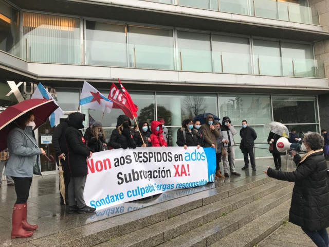 Delegados y trabajadores del servicio de atención a donantes de sangre se concentran ante la Xunta en Vigo para reclamar la subrogación de 25 empleados del centro de  ADOS en la ciudad.