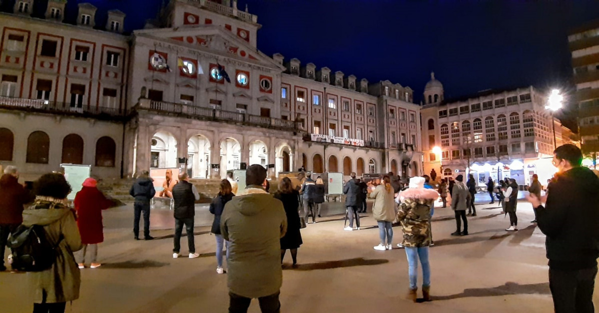 Concentración de autónomos y hoslteleros ante el ayuntamiento de Ferrol