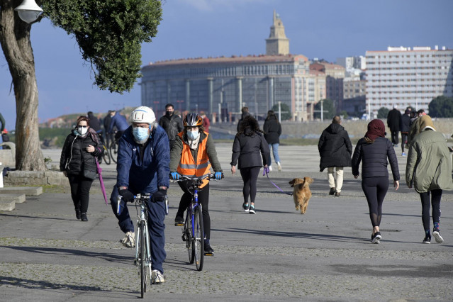Ciclistas en el paseo marítimo de A Coruña.