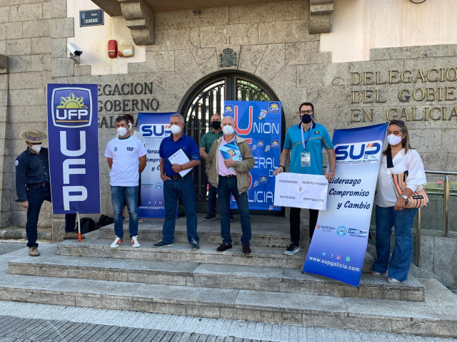 Representantes  de sindicatos policiales en una concentración en demanda de pruebas para detectar el Covid