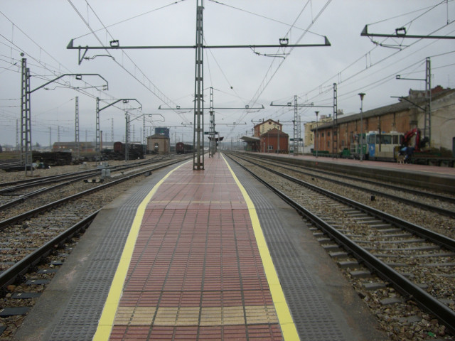 Tramo de vía que transita por la localidad de Astorga (León) por el tramo León-Monforte de Lemos.