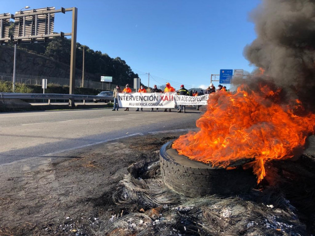 Trabajadores de Alu Ibérica secundan una protesta en el marco de la huelga indefinida