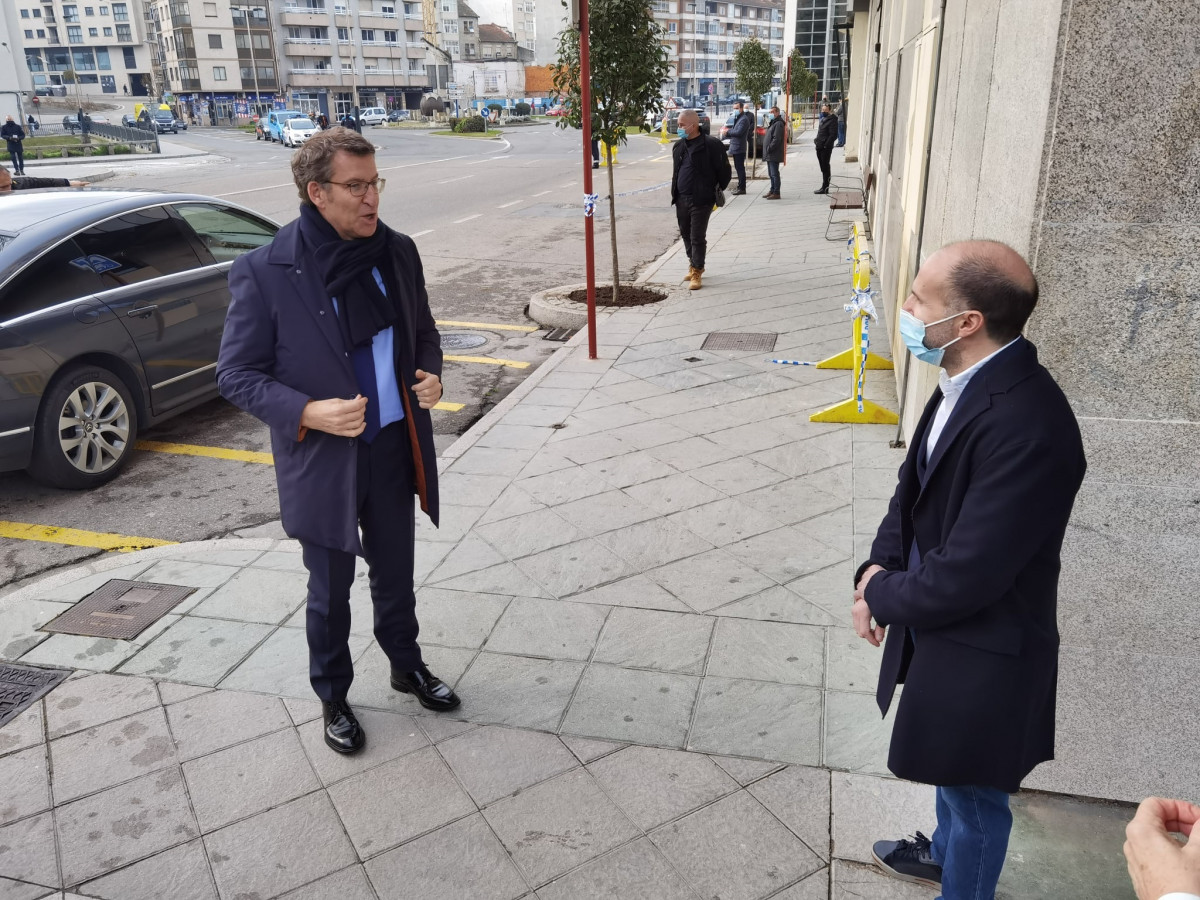 Feijóo, sin mascarilla, y Jácome en un acto en Ourense.