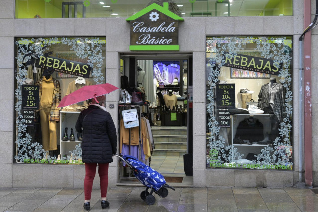 Una mujer en la puerta de un comercio en Arteixo, A Coruña