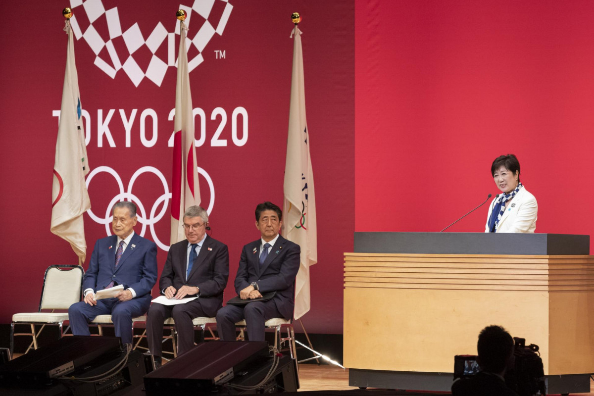 Yuriko Koike hablando ante Thomas Bach, presidente del COI, Shinzo Abe, Primera Ministro japonés, y Yoshiro Mori , presidente de Tokyo 2020