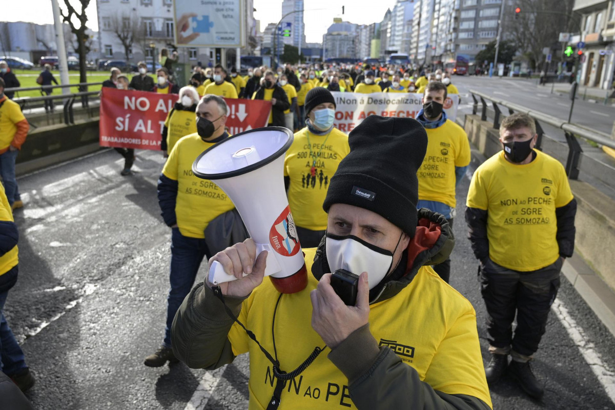 Manifestantes de Siemens Gamesa en As Somozas durante la concentración ante la Delegación del Gobierno para pedir su mediación en el conflicto por el cierre de su planta, en A Coruña, Galicia (Esp