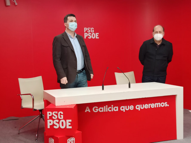 El secretario xeral del PSdeG, Gonzalo Caballero, y el presidente del PSdeG, Xoaquín Fernández Leiceaga, en rueda de prensa