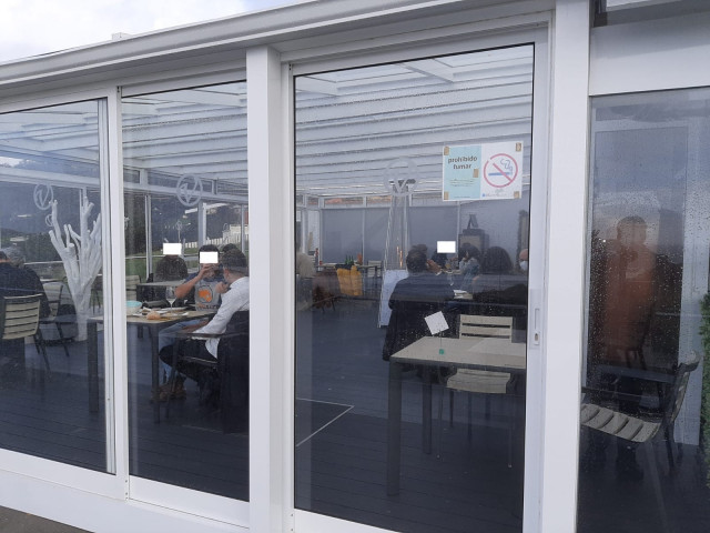 Restaurante de Ferrol precintado por la Policía Local por incumplimientos de la normativa sanitaria.