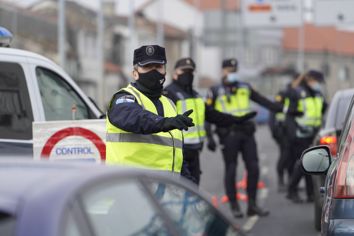 Varios de los agentes de la Policía Local realizando un control de movilidad en la salida de Santiago de Compostela hacia la carretera de Ourense, en el barrio de Castiñeiriño, en Santiago de Compo