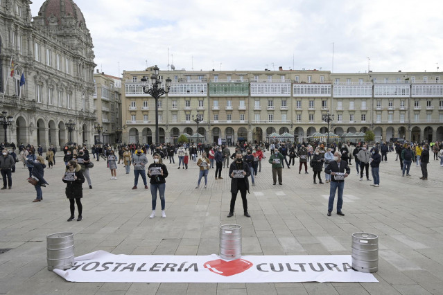 Grupos de personas se concentran en fila de a cuatro en la plaza de María Pita contra las restricciones impuestas al sector hostelero
