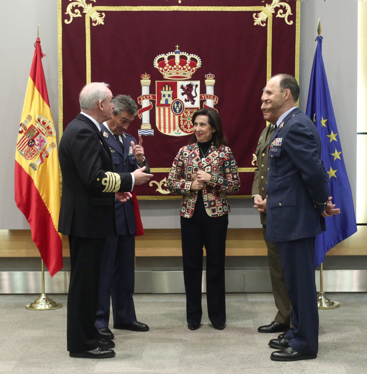 La ministra de Defensa, Margarita Robles (3i)  y el general del Aire y nuevo jefe de Estado Mayor de la Defensa, Miguel Angel Villaroya (2i), junto a otros altos cargos del ejército, durante el acto de toma de posesión del cargo de Villaroya, en Madrid