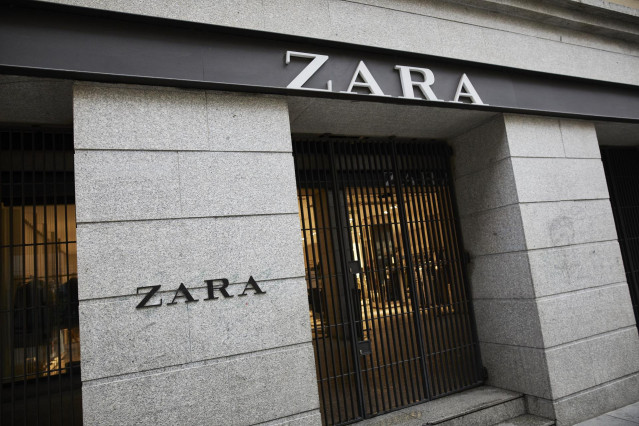 Una persona pasa al lado del primer local de Zara que abrió en la capital junto a la Puerta del Sol, en Madrid, (España), a 14 de noviembre de 2020. El local, perteneciente a la multinacional Inditex, ha decidido echar el cierre a esta tienda, propiedad d