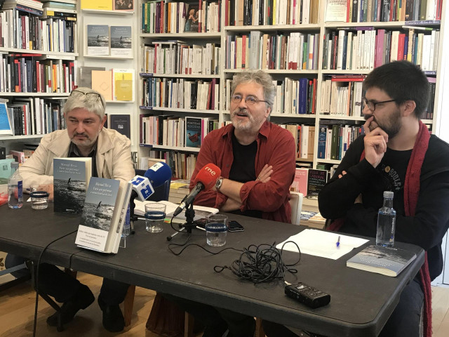 El escritor Manuel Rivas presenta su último libro 'Vivir sin permiso'