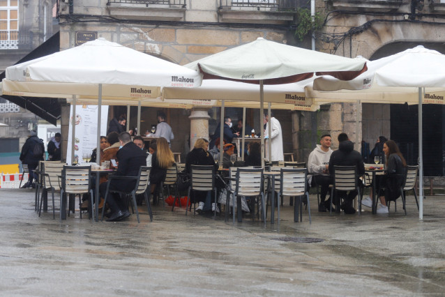 Varias personas en la terraza de un bar un día antes del cierre de la hostelería, en Vigo,  a 26 de enero de 2021.