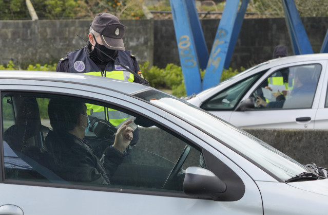 Un agente de la Policía Local realiza un control de movilidad en la salida de Santiago de Compostela hacia la carretera de Ourense, en el barrio de Castiñeiriño, en Santiago de Compostela, A Coruña, Galicia (España), a 15 de enero de 2020. Esta media noch