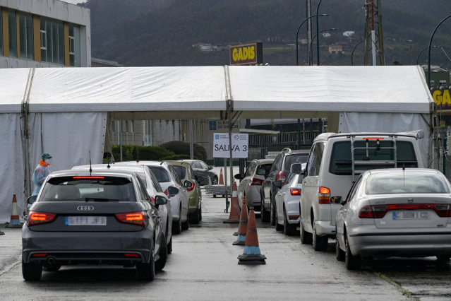Filas de coches para recoger el test de saliva en la Avenida de Arsenio Iglesias en Arteixo, A Coruña.