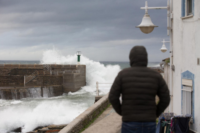 Fuerte oleaje en la costa de Ribadeo con la llegada del temporal Bella, en Lugo, Galicia (España), a 27 de diciembre de 2020.