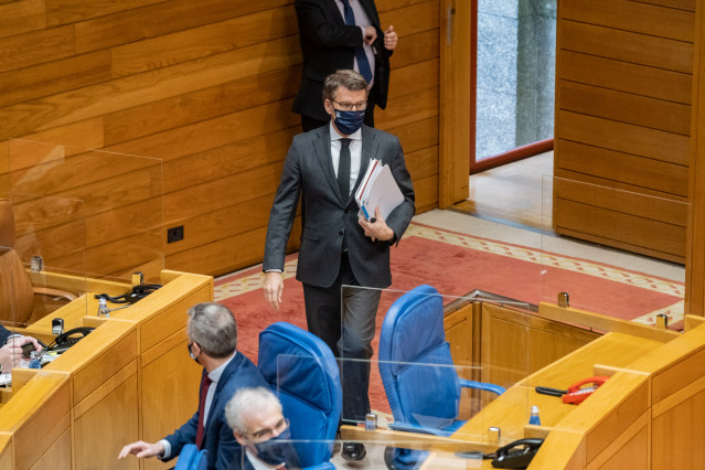 Feijóo entra en el hemiciclo del Parlamento gallego.