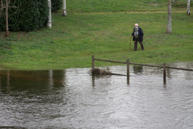 Un hombre observa la crecida del Río Miño a su paso por Rábade en Lugo, Galicia, (España), a 27 de enero de 2021