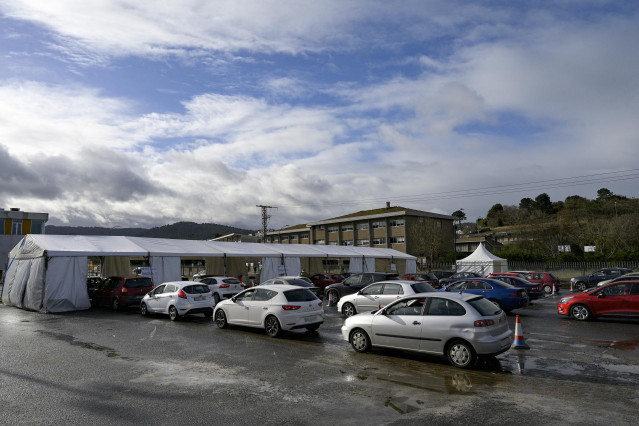 Filas de coches para recoger el test de saliva en la Avenida de Arsenio Iglesias en Arteixo, A Coruña, Galicia (España), a 24 de enero de 2021.