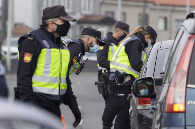 Agentes realizando un control de movilidad en la salida de Santiago de Compostela