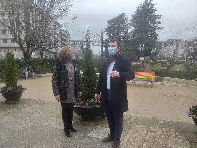 La alcaldesa de Redondela (Pontevedra), Digna Rivas, y el secretario xeral del PSdeG, Gonzalo Caballero, en la Alameda de esta localidad.