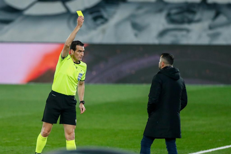 Sanción económica y prohibición de entrar a un recinto deportivo por insultar a un árbitro en un partido de juveniles