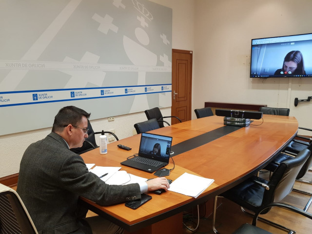 El conselleiro de Medio Rural, José González, y la directora xeral de la Axencia Galega de Desenvolvemento Rural (Agader), Inés Santé, en una videoconferencia.